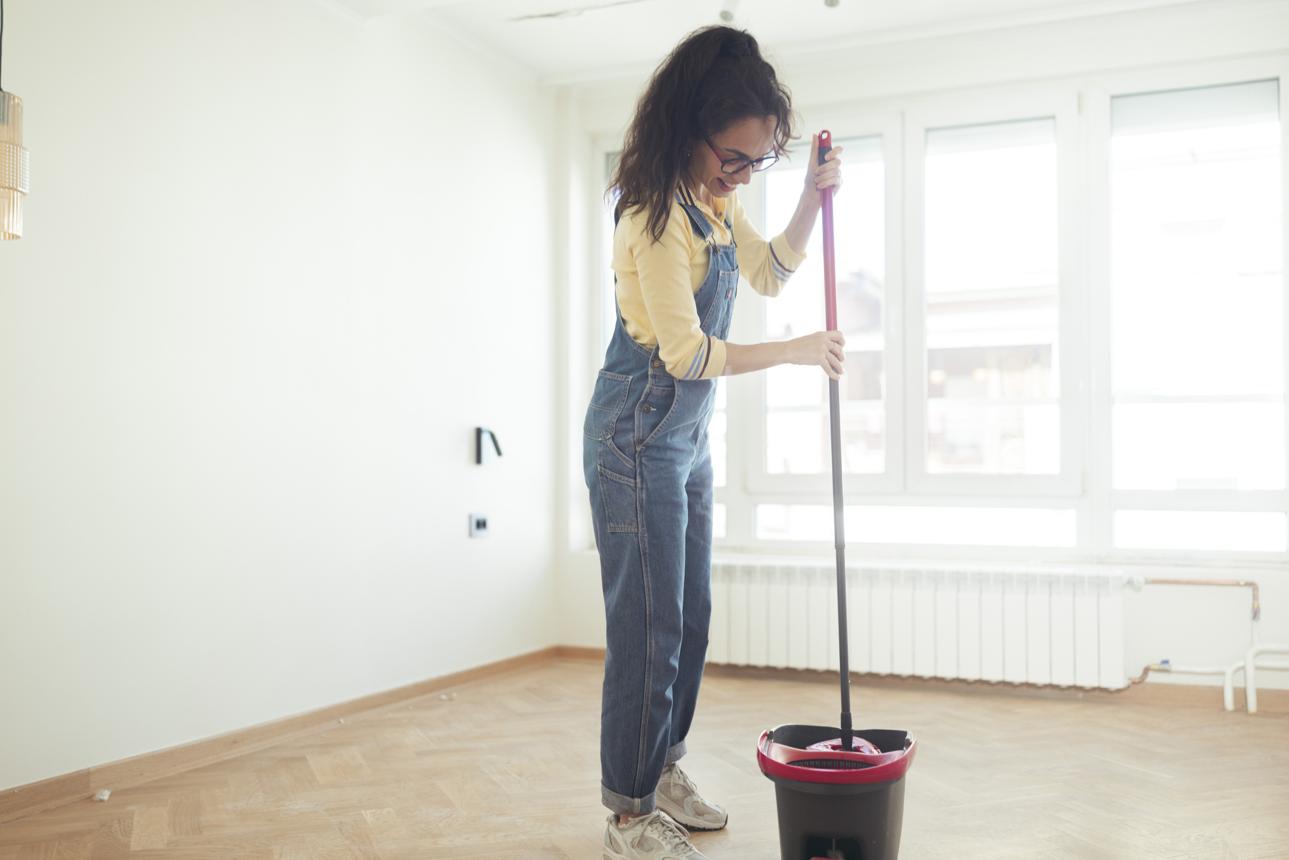 Light floor cleaning in an empty rental unit